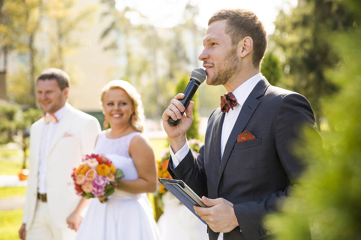 Зачем нужен ведущий на свадьбу и чем он занимается?